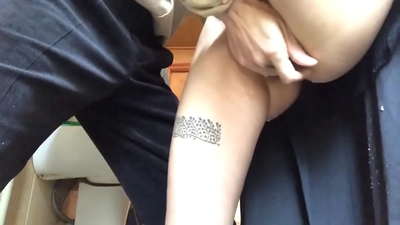 اسڪول جي غسل خاني ۾ squirt، هڪ حقيقي frothy orgasm - منهنجي استاد پنهنجي بهترين ڪئي